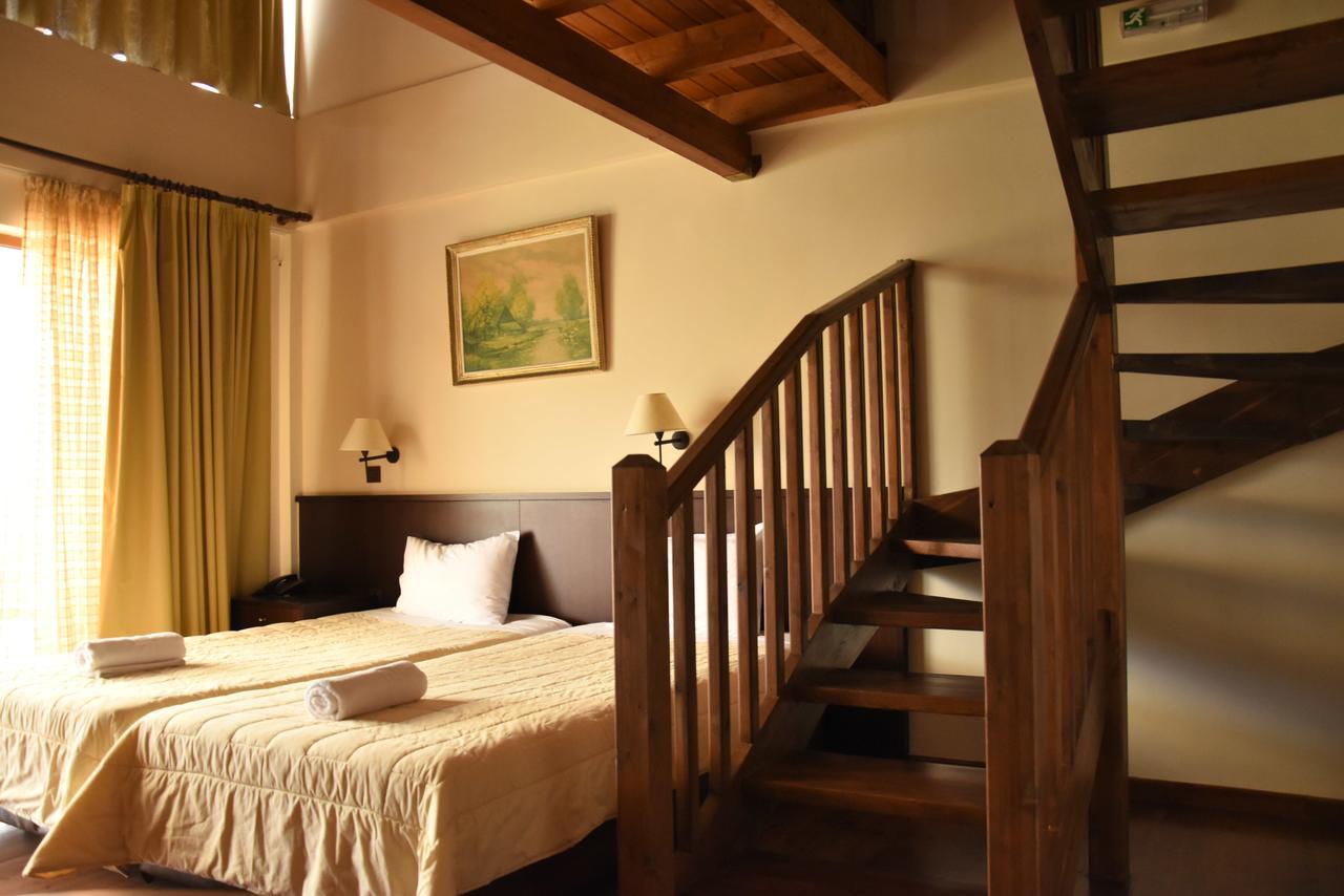 Olvios Hotel Goura Buitenkant foto